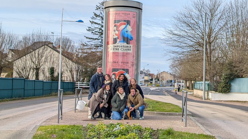 La troupe devant l'affiche
